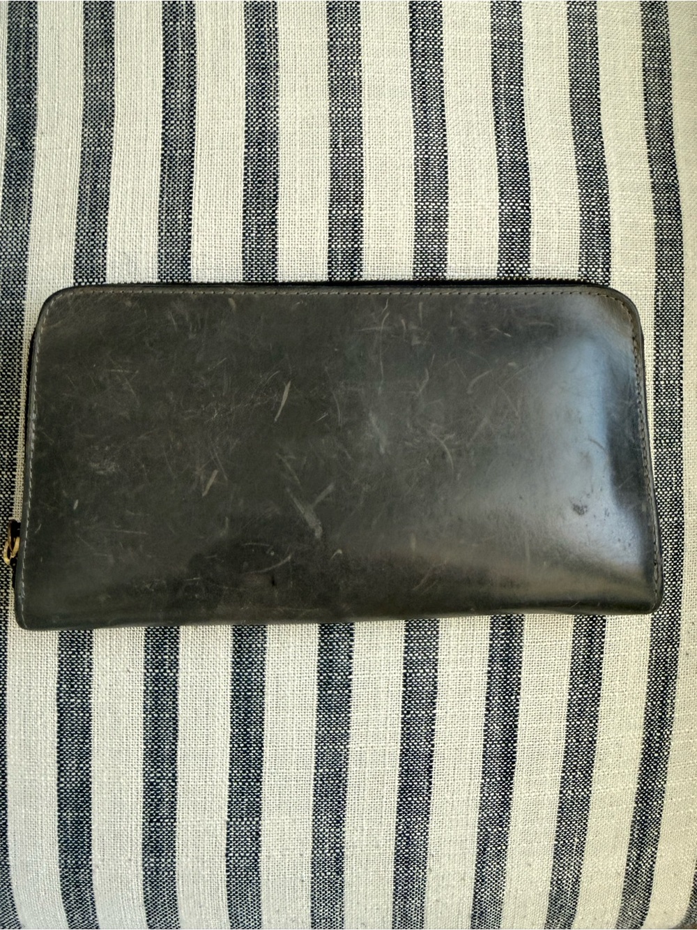 Boutonne .. Dark grey leather, distressed wallet.